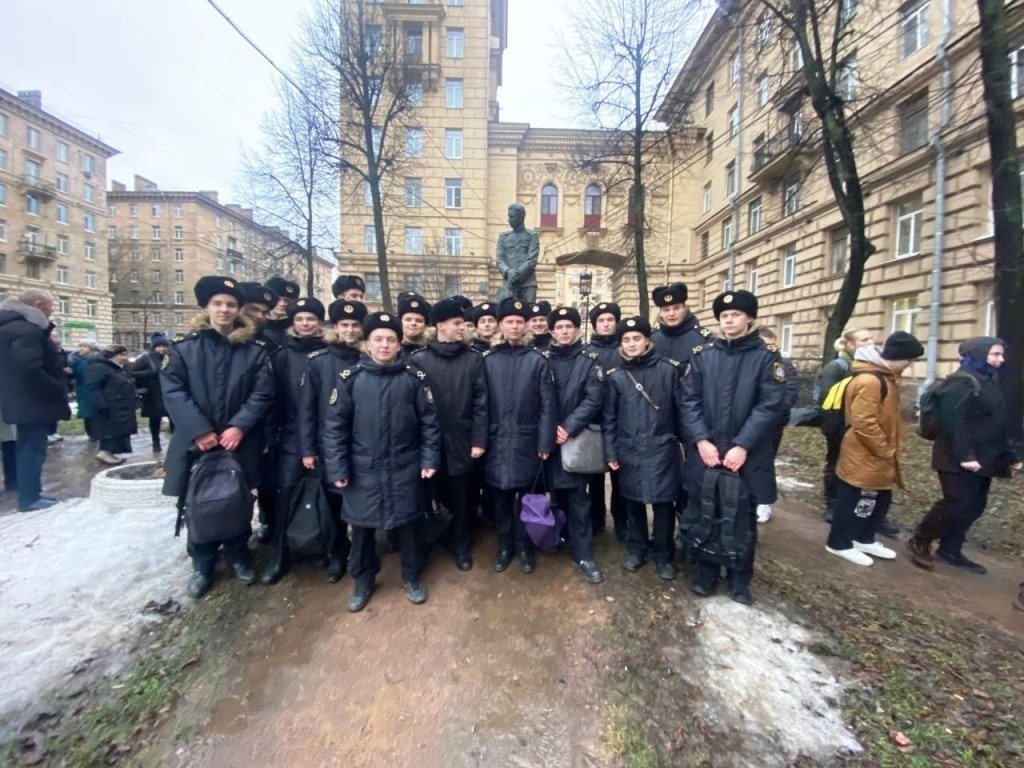 Возложение цветов к памятнику Маринеско