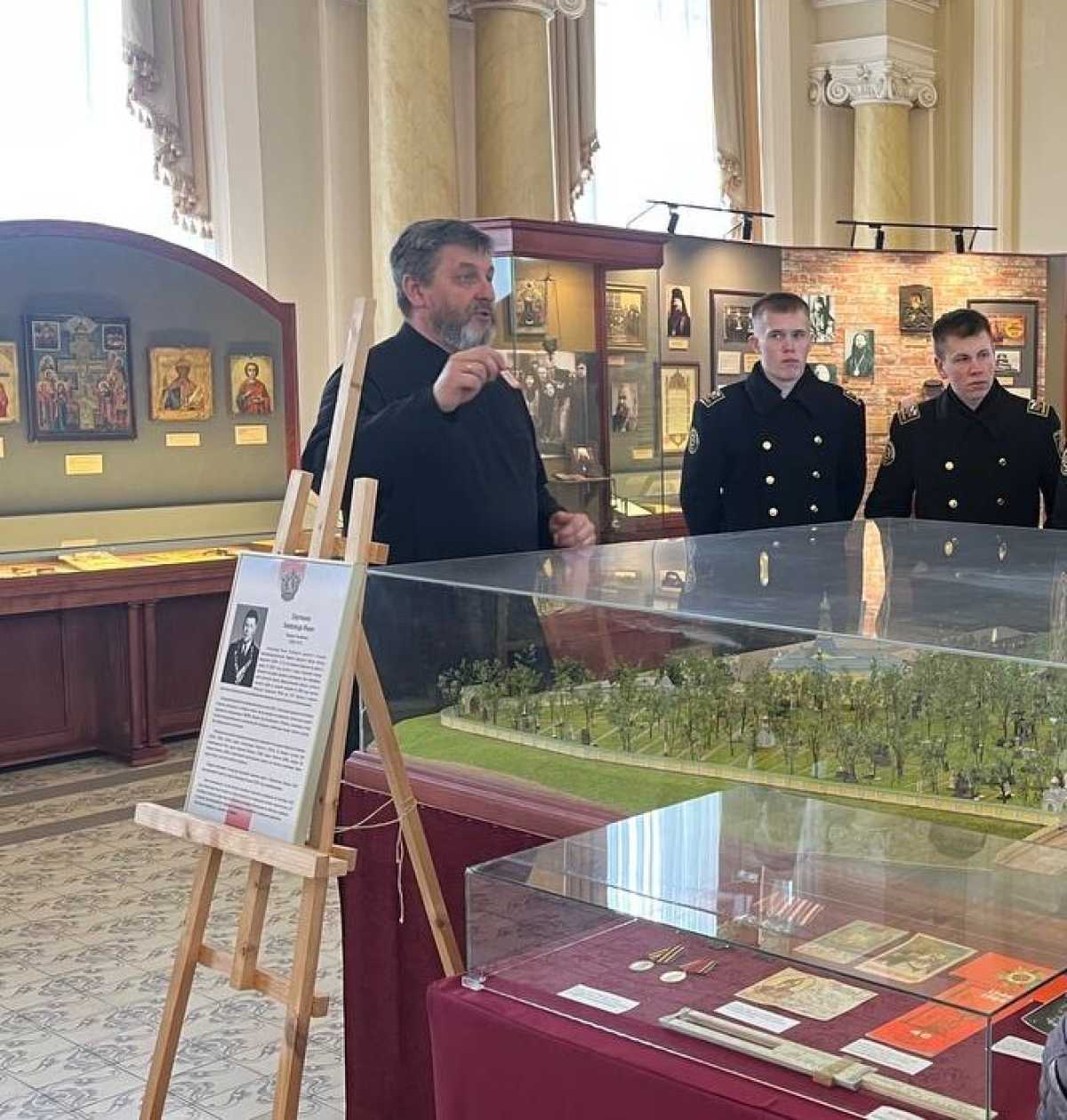 Курсанты МТА в музее-древлехранилище Свято-Троицкой Александро-Невской лавры. Курсанты МТА в музее-древлехранилище Свято-Троицкой Александро-Невской лавры.