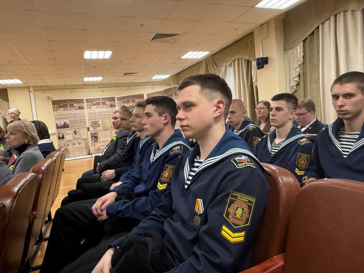Курсанты Морской технической академии имени адмирала Д.Н. Сенявина приняли участие в торжественной церемонии передачи книг регистраций захоронений. Курсанты Морской технической академии имени адмирала Д.Н. Сенявина приняли участие в торжественной ц