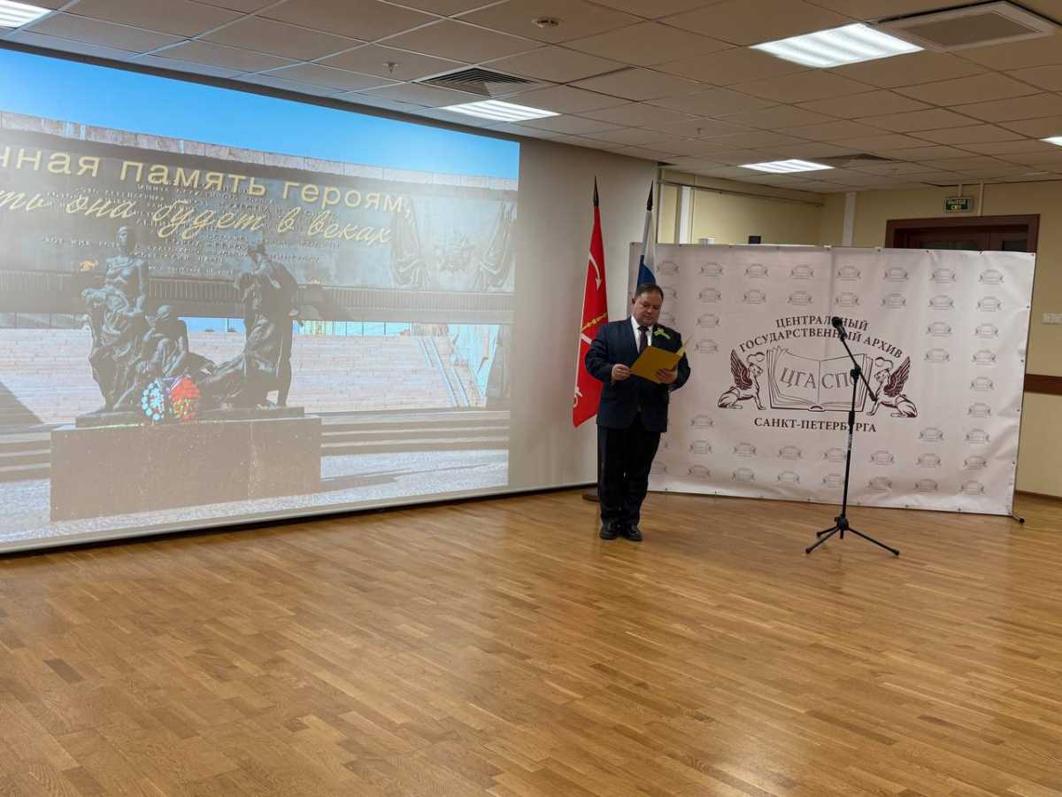 Курсанты Морской технической академии имени адмирала Д.Н. Сенявина приняли участие в торжественной церемонии передачи книг регистраций захоронений. Курсанты Морской технической академии имени адмирала Д.Н. Сенявина приняли участие в торжественной ц