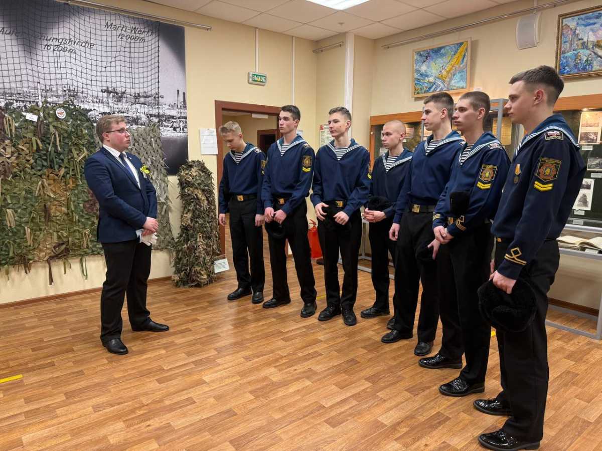 Курсанты Морской технической академии имени адмирала Д.Н. Сенявина приняли участие в торжественной церемонии передачи книг регистраций захоронений. Курсанты Морской технической академии имени адмирала Д.Н. Сенявина приняли участие в торжественной ц