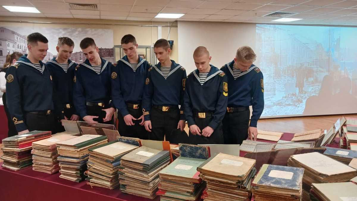 Курсанты Морской технической академии имени адмирала Д.Н. Сенявина приняли участие в торжественной церемонии передачи книг регистраций захоронений. Курсанты Морской технической академии имени адмирала Д.Н. Сенявина приняли участие в торжественной ц