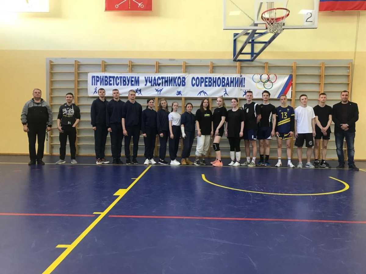 Товарищеская встреча по волейболу с гостями из Кронштадта Товарищеская встреча по волейболу с гостями из Кронштадта