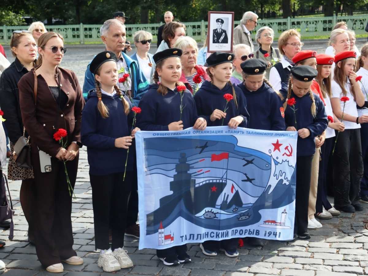 На Якорной площади Кронштадта почтили память участников Таллинского прорыва На Якорной площади Кронштадта почтили память участников Таллинского прорыва