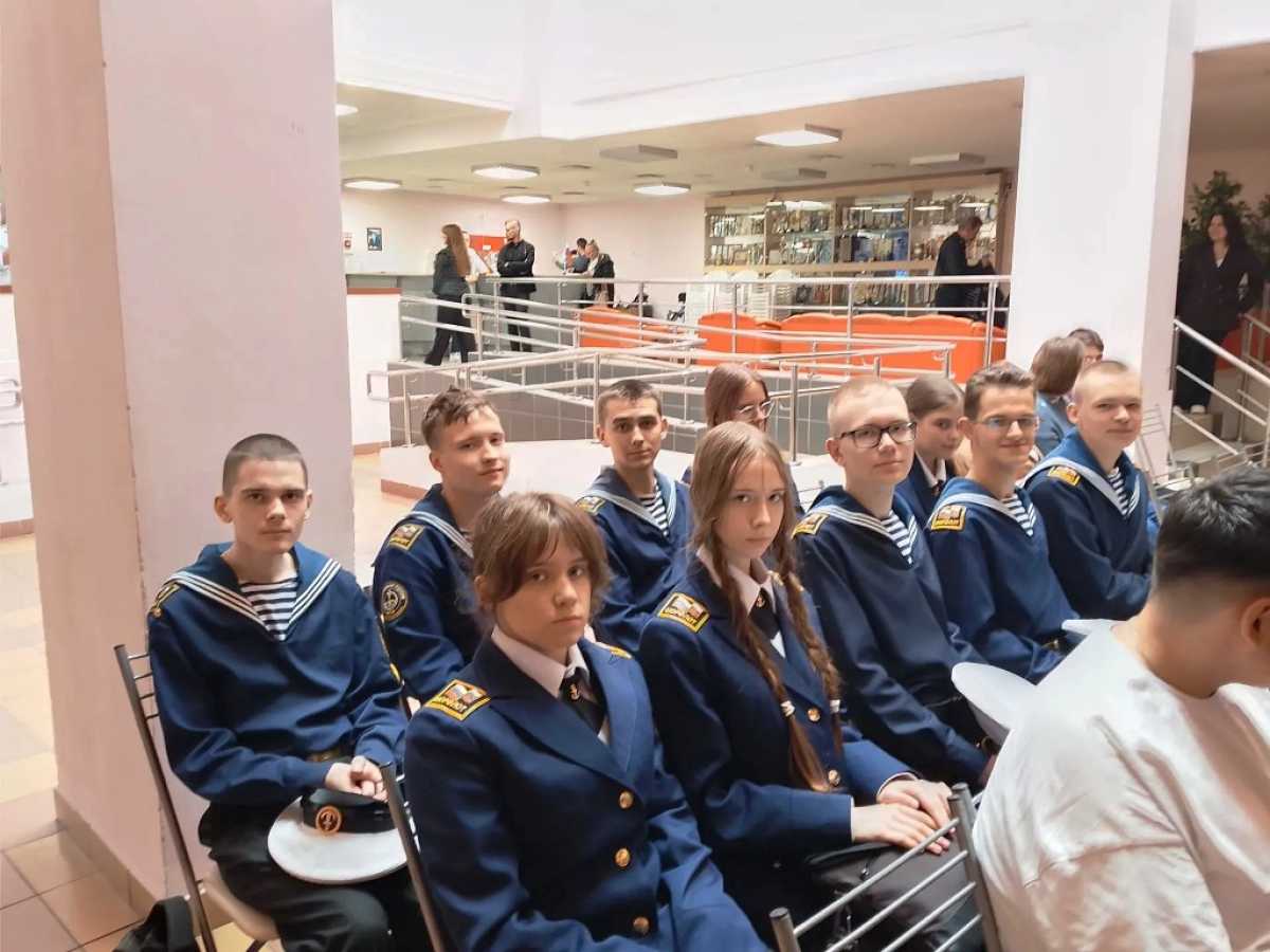 Нет – террору! Да – миру на земле! Нет – террору! Да – миру на земле!