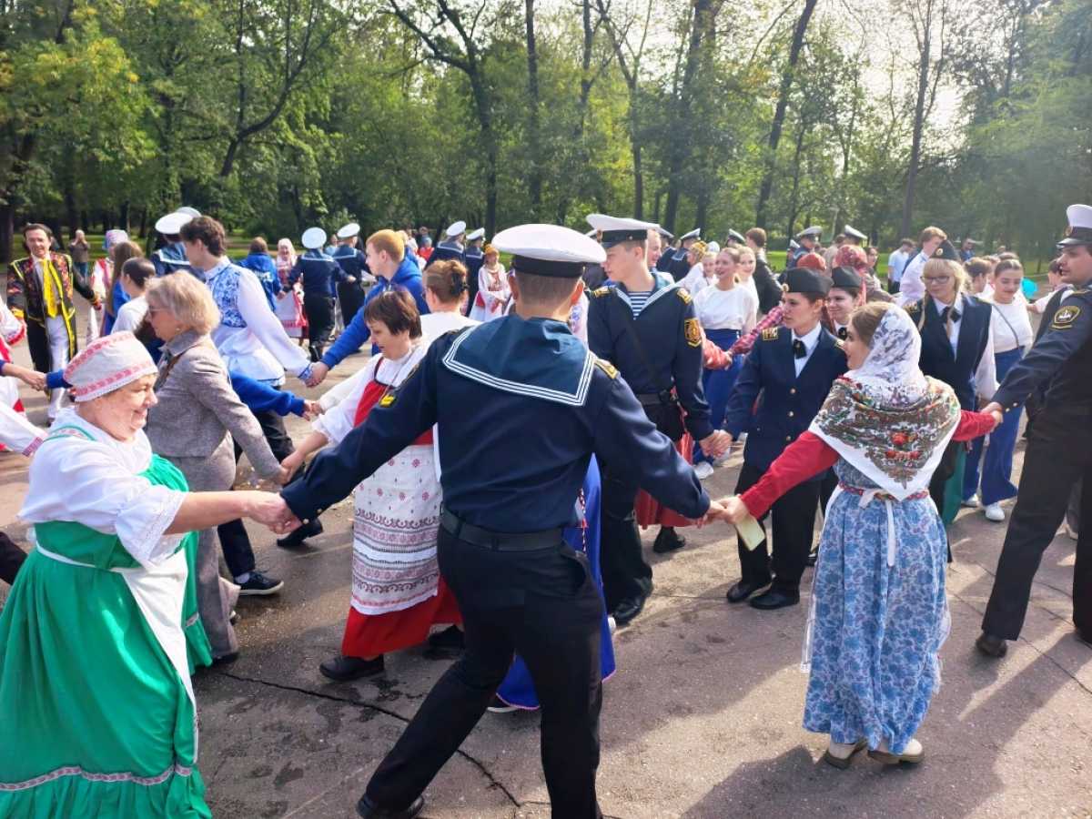 В единстве народов – сила России и флота В единстве народов – сила России и флота