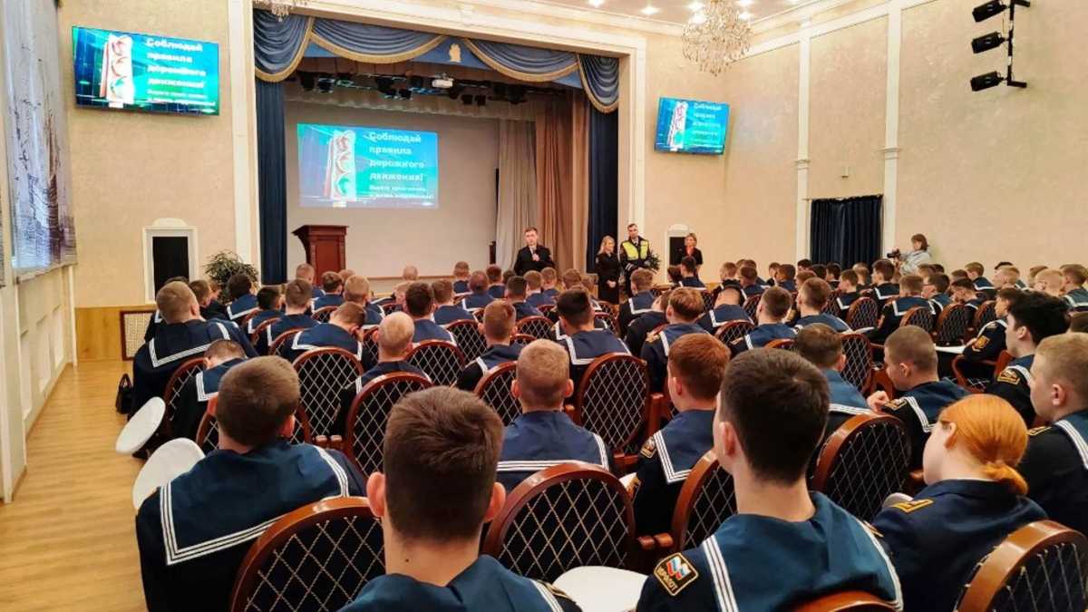 Курсантам напомнили о правилах дорожной безопасности Курсантам напомнили о правилах дорожной безопасности