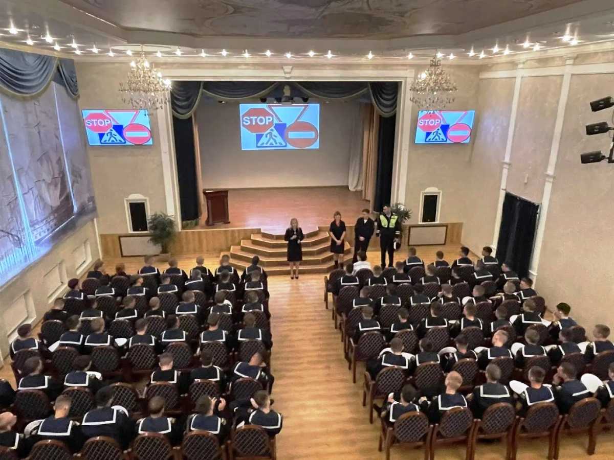 Курсантам напомнили о правилах дорожной безопасности Курсантам напомнили о правилах дорожной безопасности