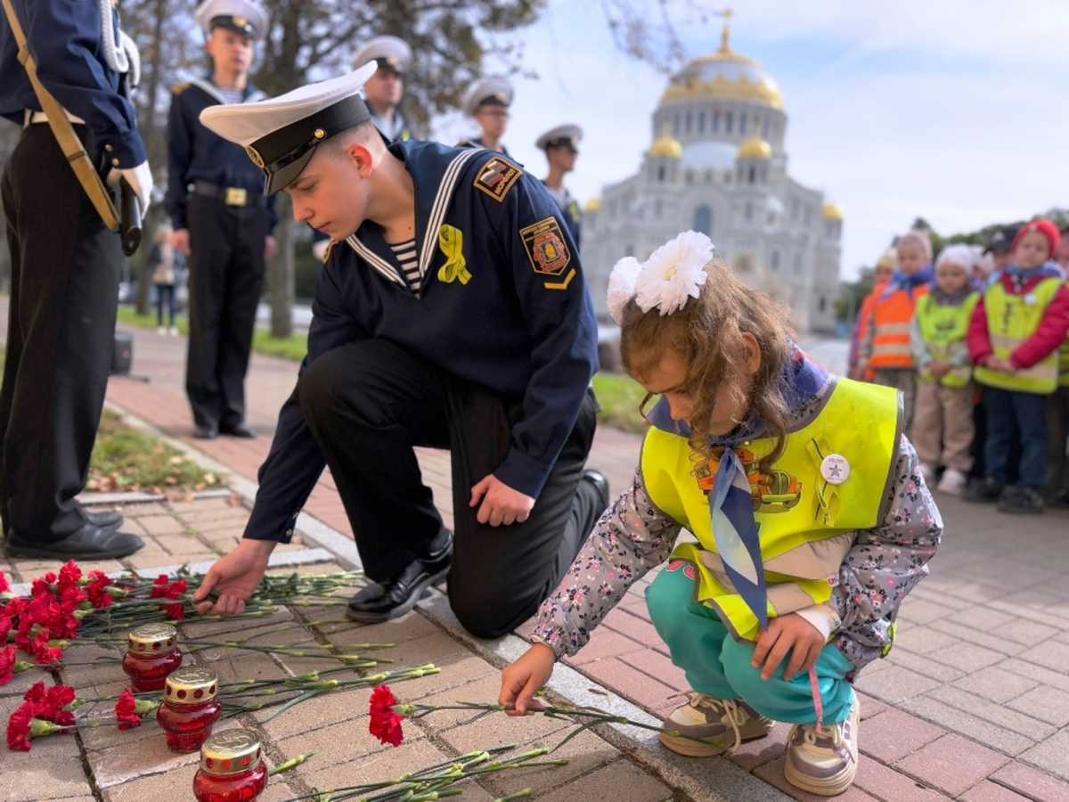 В Кронштадте почтили память жертв блокады Ленинграда В Кронштадте почтили память жертв блокады Ленинграда