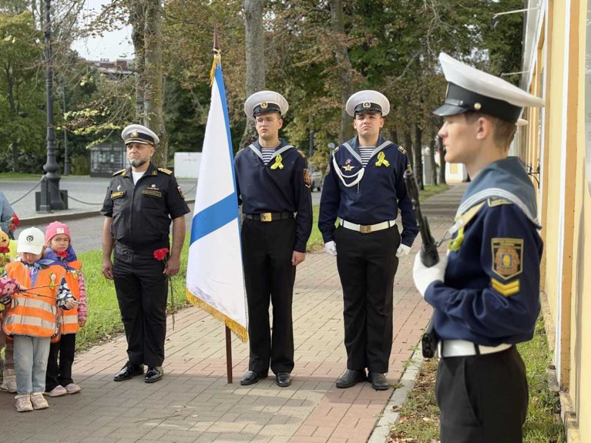 В Кронштадте почтили память жертв блокады Ленинграда В Кронштадте почтили память жертв блокады Ленинграда