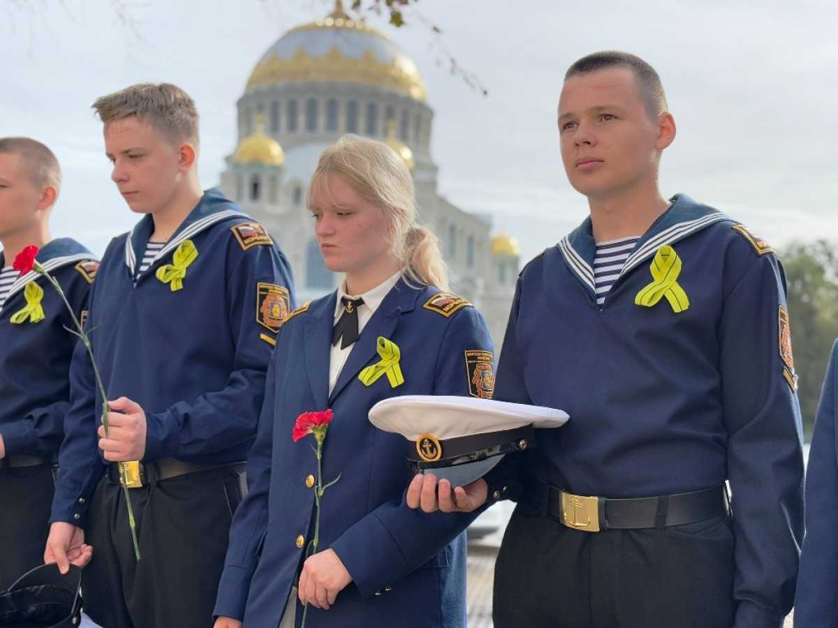 В Кронштадте почтили память жертв блокады Ленинграда В Кронштадте почтили память жертв блокады Ленинграда