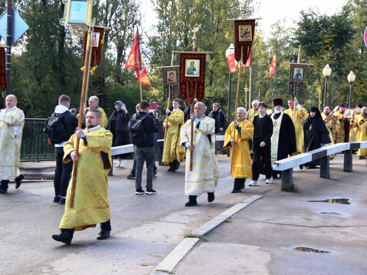 Водный крестный ход в память об Александре Невском Водный крестный ход в память об Александре Невском