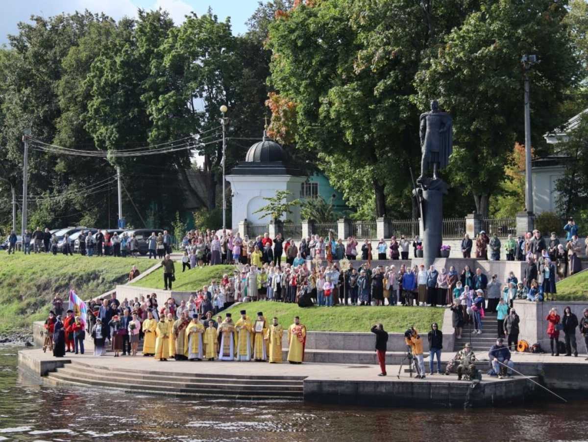 Водный крестный ход в память об Александре Невском Водный крестный ход в память об Александре Невском