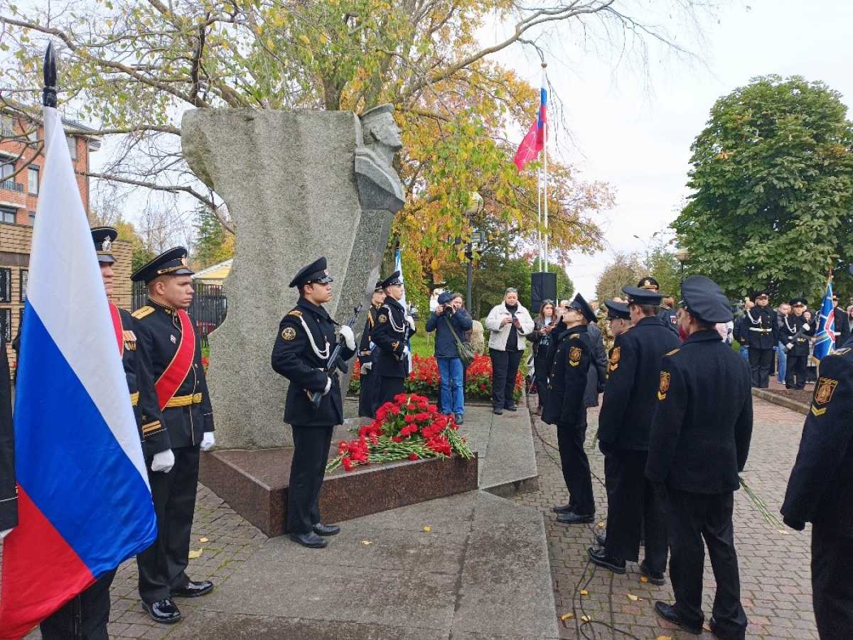 В Кронштадте почтили память моряков-балтийцев В Кронштадте почтили память моряков-балтийцев
