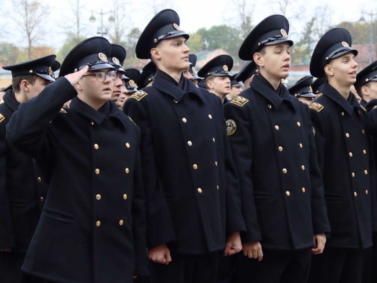 Тысяча первокурсников Морской технической академии принесли клятву-присягу в Кронштадте Тысяча первокурсников Морской технической академии принесли клятву-присягу в Кронштадте