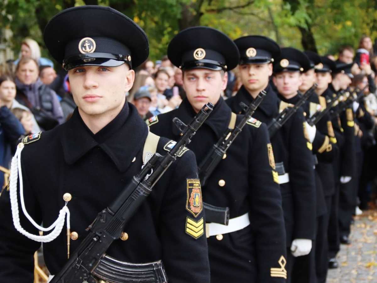 Тысяча первокурсников Морской технической академии принесли клятву-присягу в Кронштадте Тысяча первокурсников Морской технической академии принесли клятву-присягу в Кронштадте