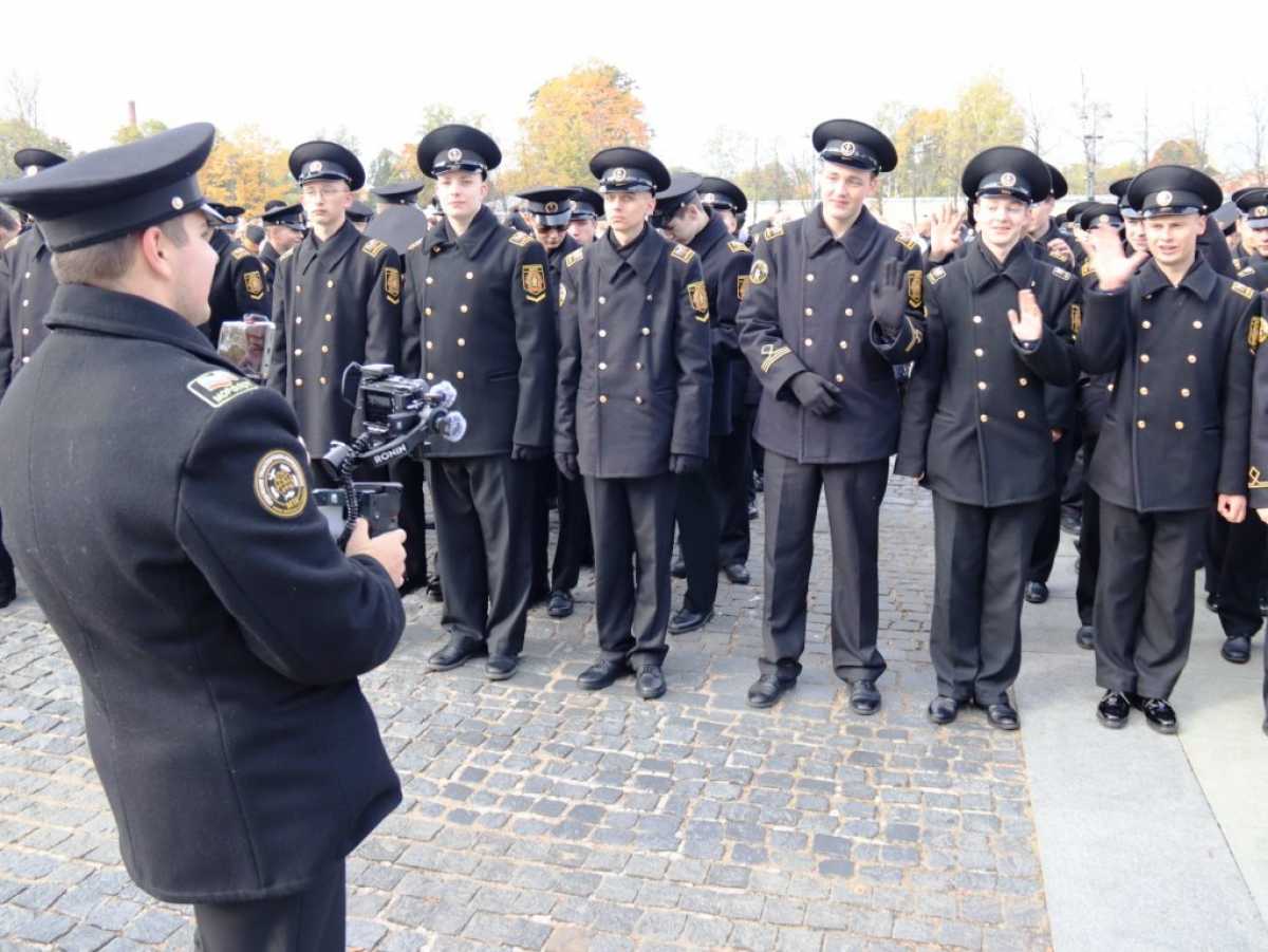 Тысяча первокурсников Морской технической академии принесли клятву-присягу в Кронштадте Тысяча первокурсников Морской технической академии принесли клятву-присягу в Кронштадте