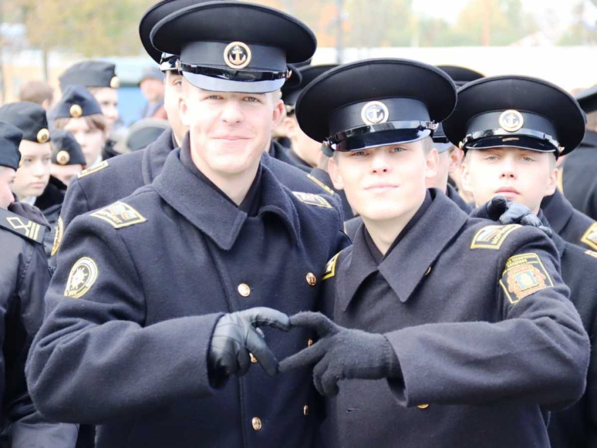 Тысяча первокурсников Морской технической академии принесли клятву-присягу в Кронштадте Тысяча первокурсников Морской технической академии принесли клятву-присягу в Кронштадте