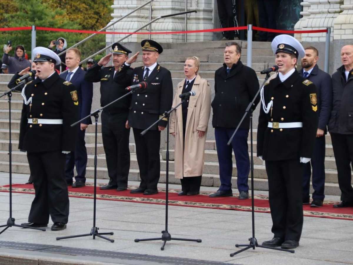 Тысяча первокурсников Морской технической академии принесли клятву-присягу в Кронштадте Тысяча первокурсников Морской технической академии принесли клятву-присягу в Кронштадте