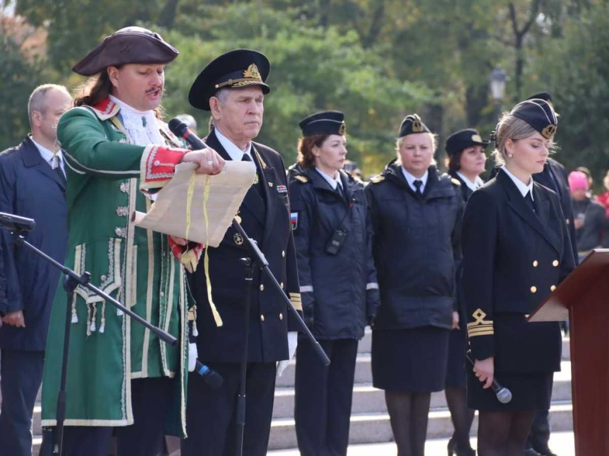 Тысяча первокурсников Морской технической академии принесли клятву-присягу в Кронштадте Тысяча первокурсников Морской технической академии принесли клятву-присягу в Кронштадте
