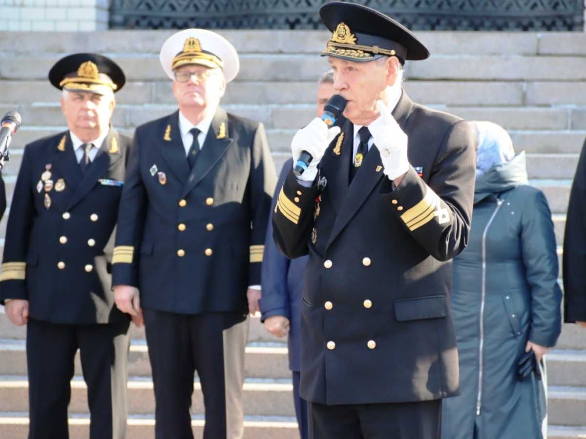 Тысяча первокурсников Морской технической академии принесли клятву-присягу в Кронштадте Тысяча первокурсников Морской технической академии принесли клятву-присягу в Кронштадте