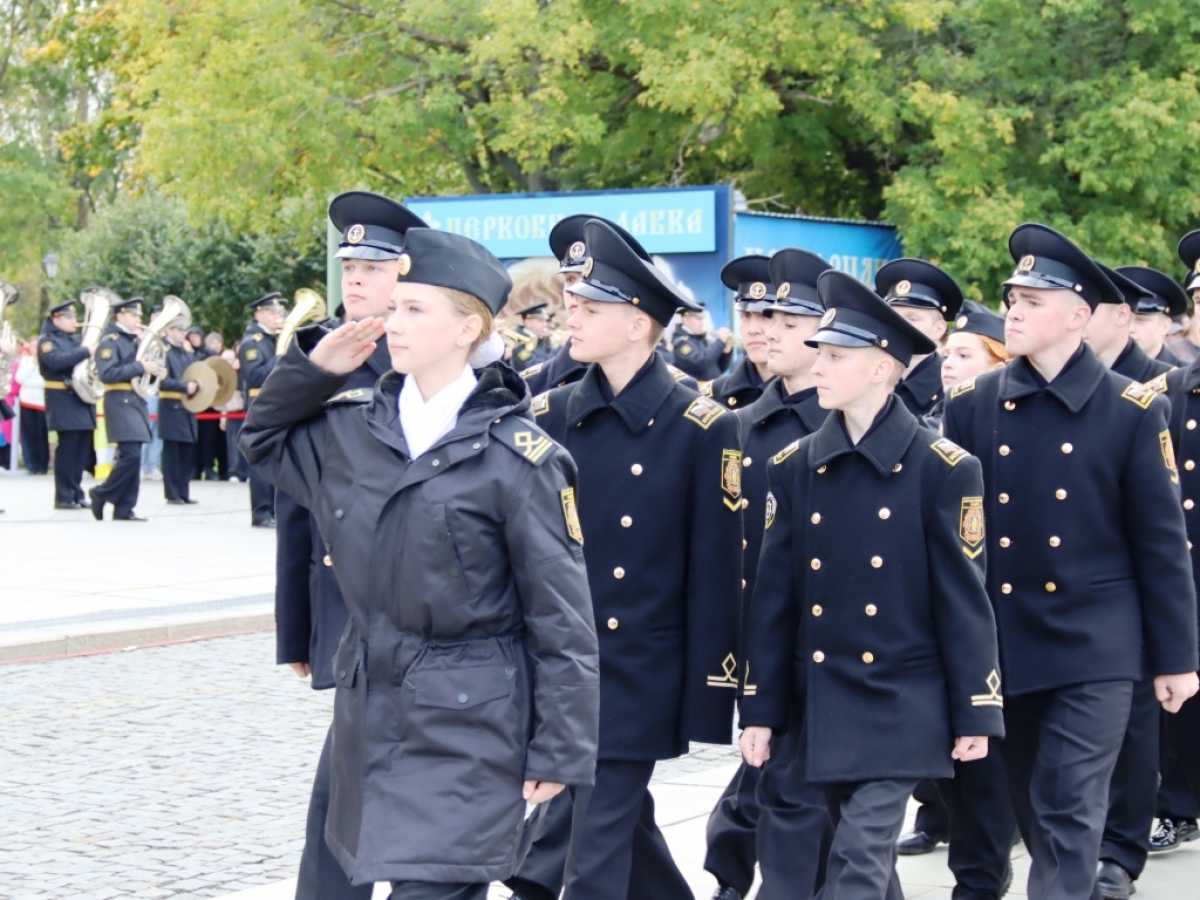 Тысяча первокурсников Морской технической академии принесли клятву-присягу в Кронштадте Тысяча первокурсников Морской технической академии принесли клятву-присягу в Кронштадте