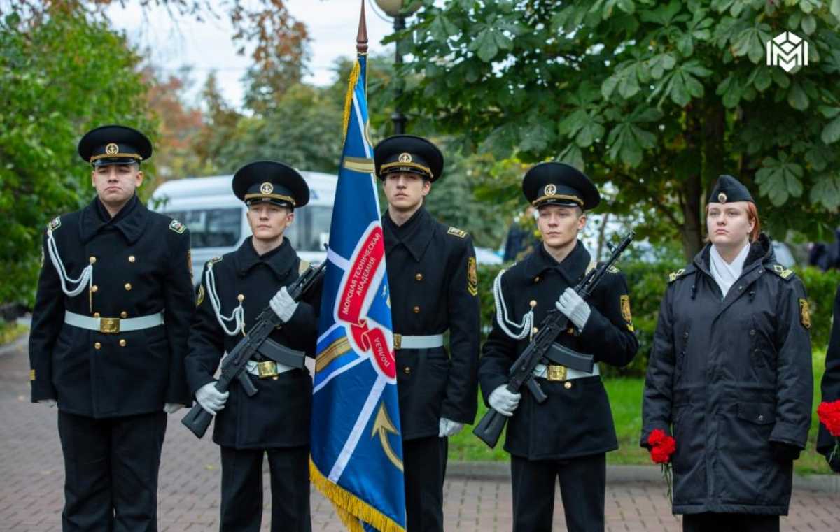 В Кронштадте почтили память моряков-балтийцев В Кронштадте почтили память моряков-балтийцев
