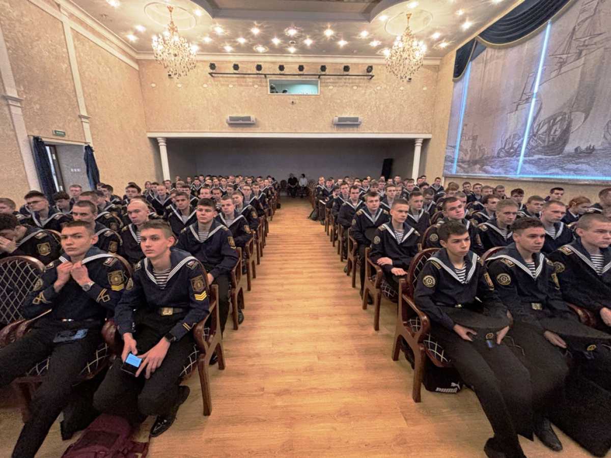 «Знакомьтесь, экипажи»: первокурсники Морской технической академии представили свои команды «Знакомьтесь, экипажи»: первокурсники Морской технической академии представили свои команды