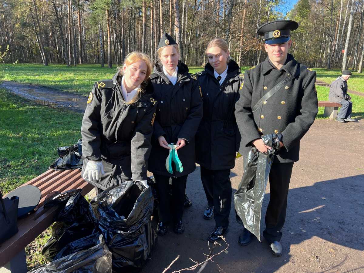 Курсанты приняли участие в благоустройстве парка