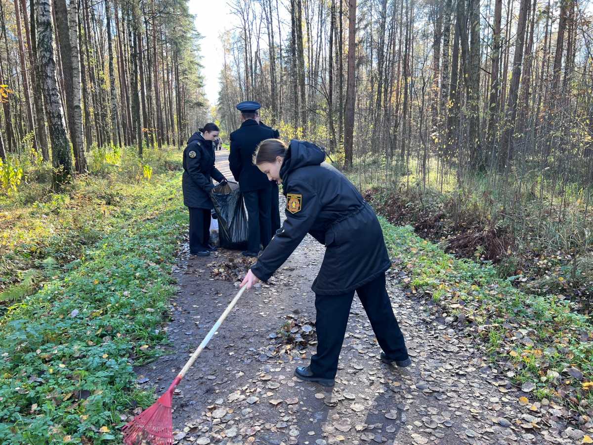 Курсанты приняли участие в благоустройстве парка