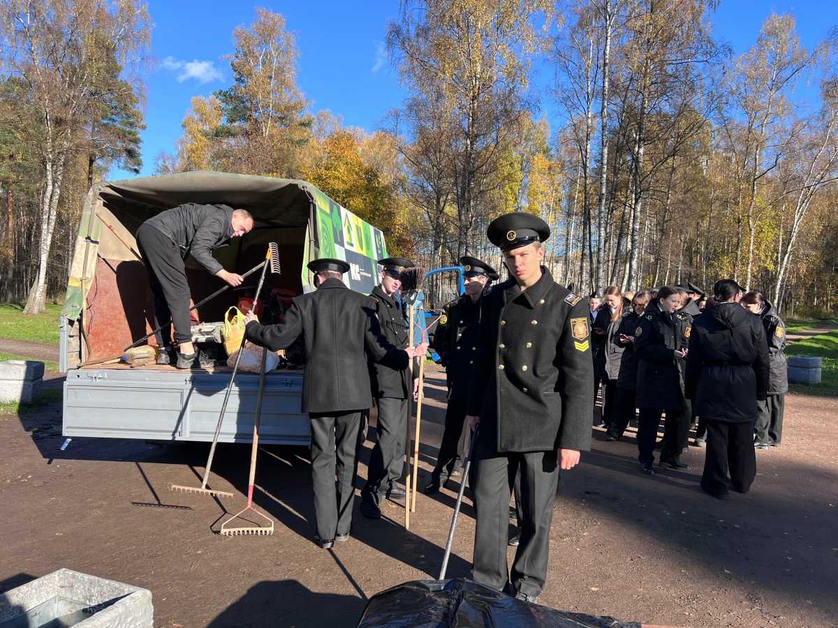 Курсанты приняли участие в благоустройстве парка