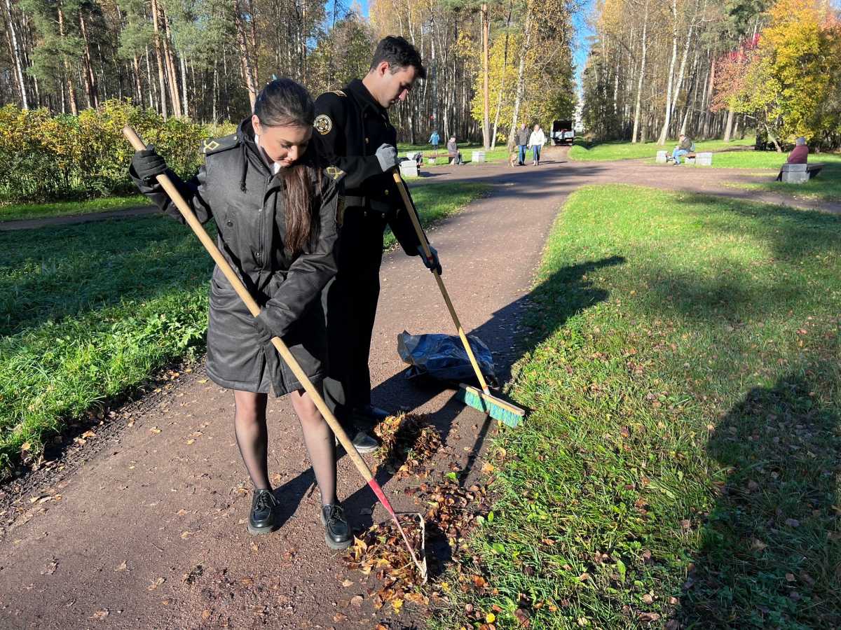 Курсанты приняли участие в благоустройстве парка