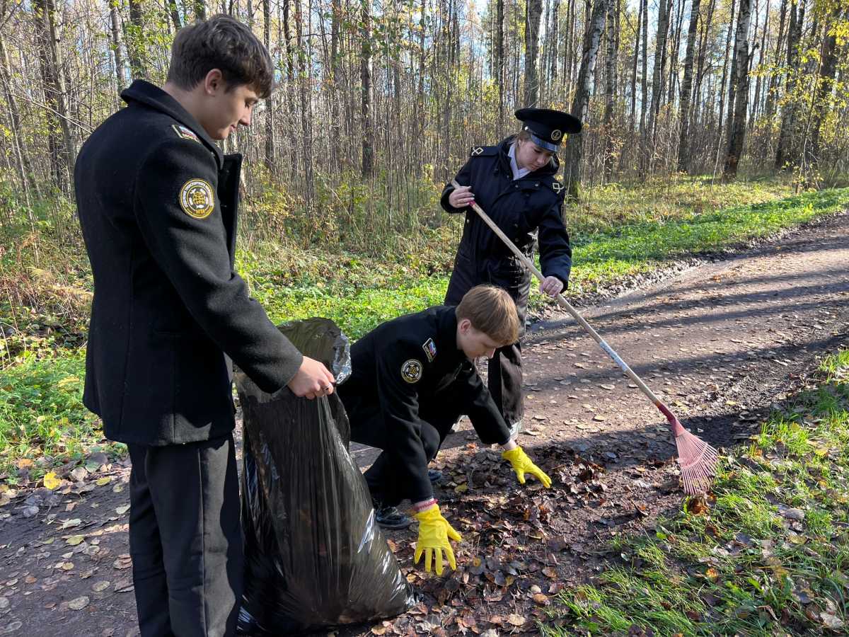 Курсанты приняли участие в благоустройстве парка