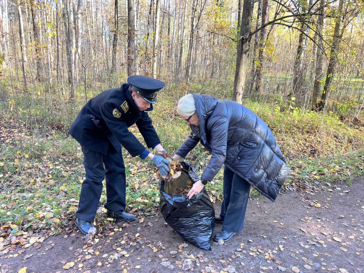 Курсанты приняли участие в благоустройстве парка