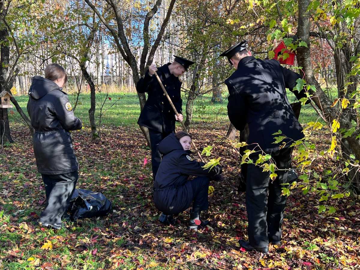 Курсанты приняли участие в благоустройстве парка