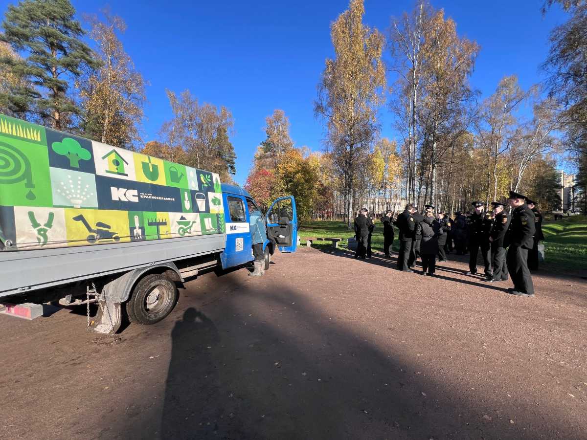 Курсанты приняли участие в благоустройстве парка