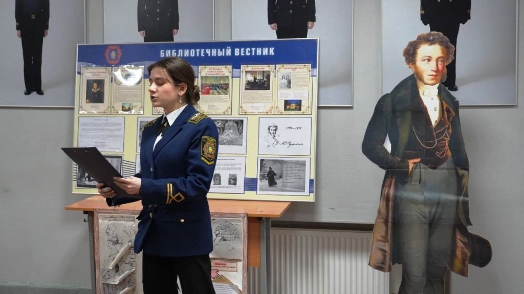 И долго тем любезен я народу, что чувства добрые я лирой пробуждал И долго тем любезен я народу, что чувства добрые я лирой пробуждал