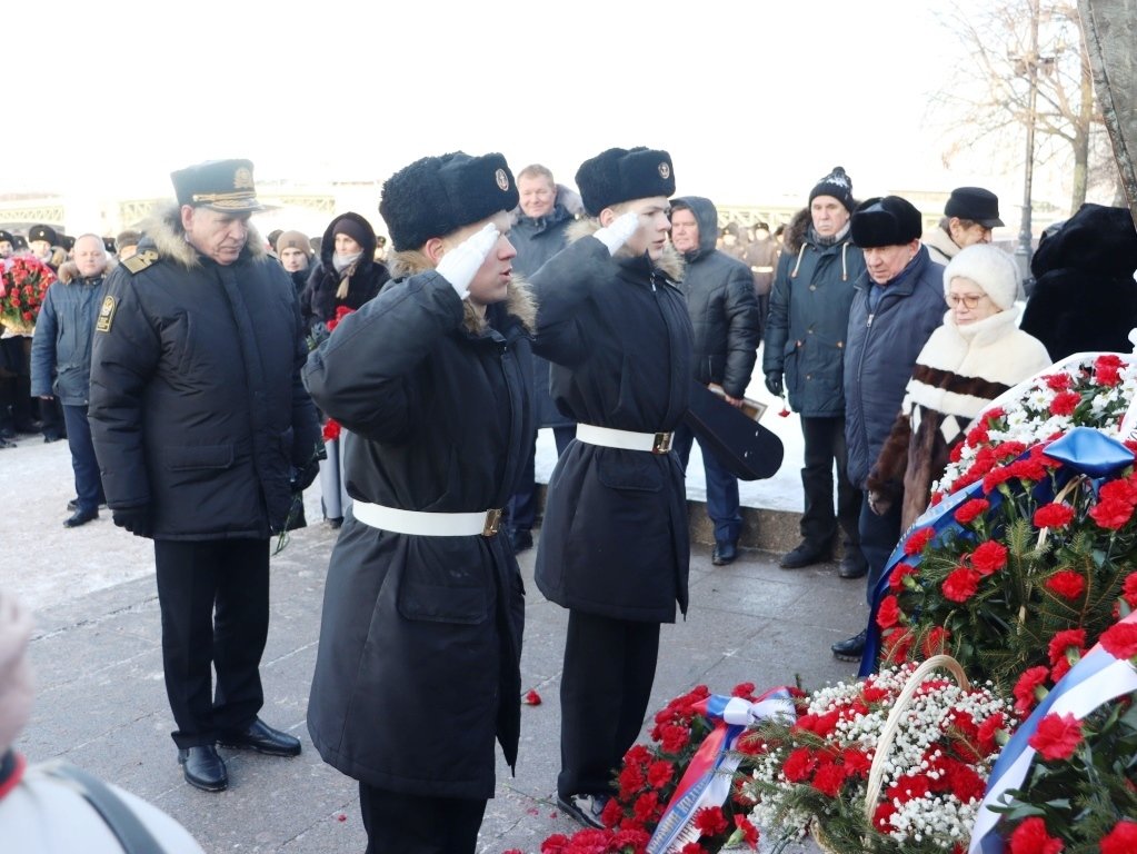 Торжественное возложение цветов у памятника «Царь-плотник» Торжественное возложение цветов у памятника «Царь-плотник»