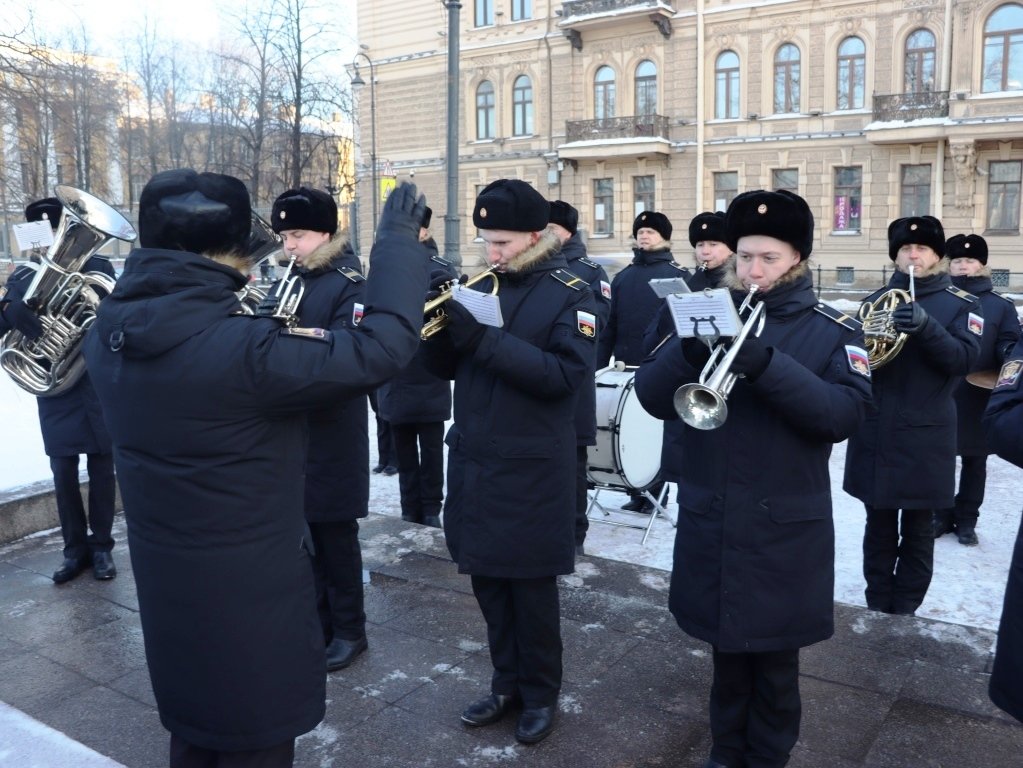 Торжественное возложение цветов у памятника «Царь-плотник» Торжественное возложение цветов у памятника «Царь-плотник»