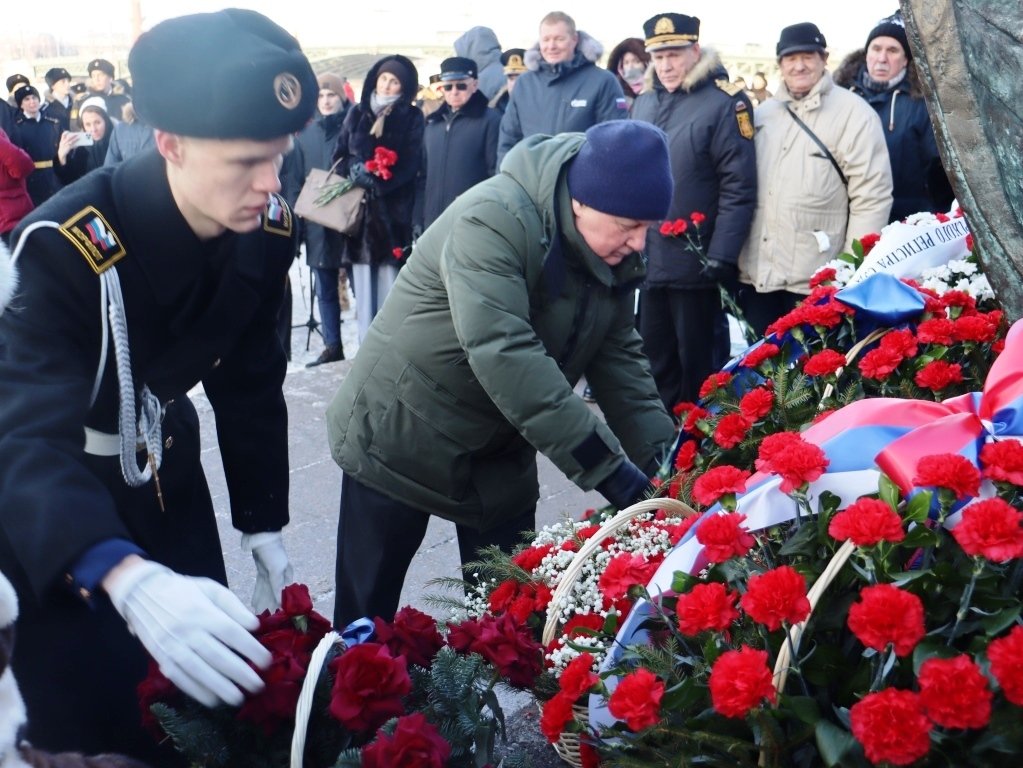 Торжественное возложение цветов у памятника «Царь-плотник» Торжественное возложение цветов у памятника «Царь-плотник»