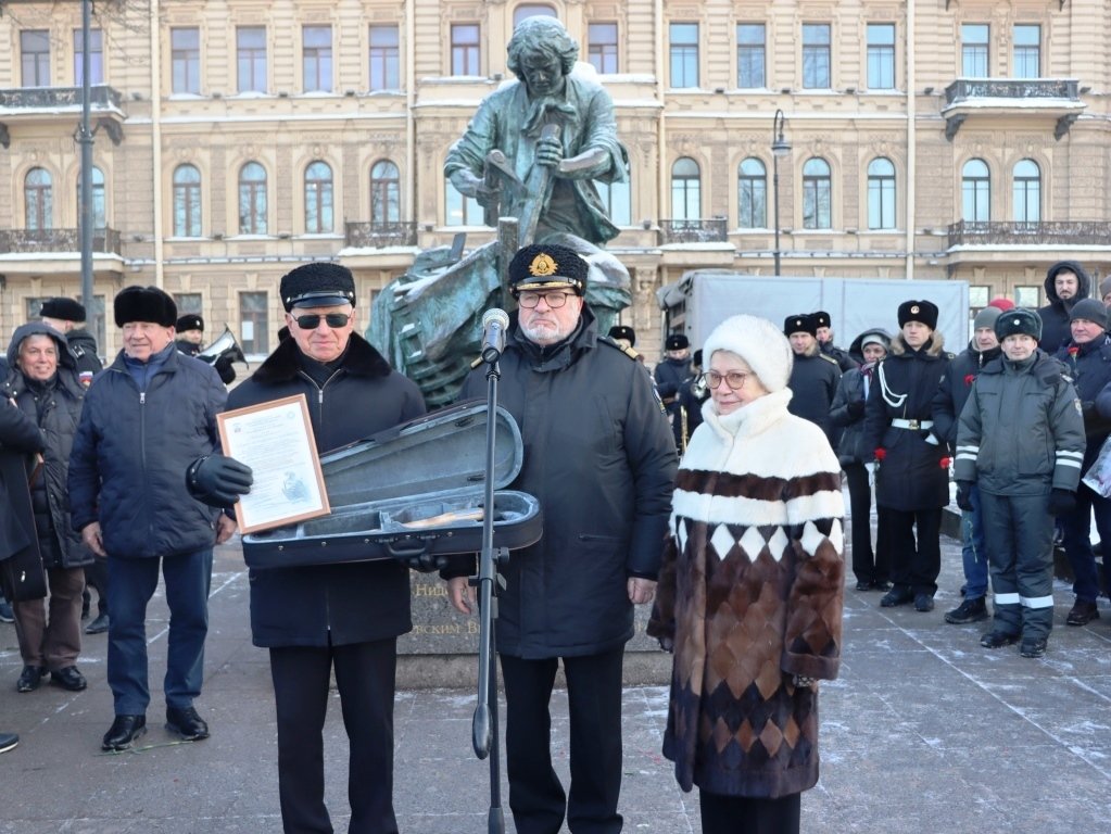 Торжественное возложение цветов у памятника «Царь-плотник» Торжественное возложение цветов у памятника «Царь-плотник»