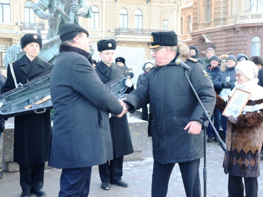 Торжественное возложение цветов у памятника «Царь-плотник» Торжественное возложение цветов у памятника «Царь-плотник»