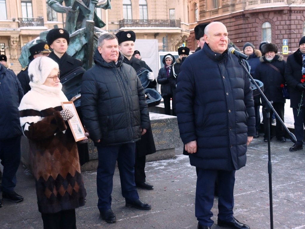 Торжественное возложение цветов у памятника «Царь-плотник» Торжественное возложение цветов у памятника «Царь-плотник»