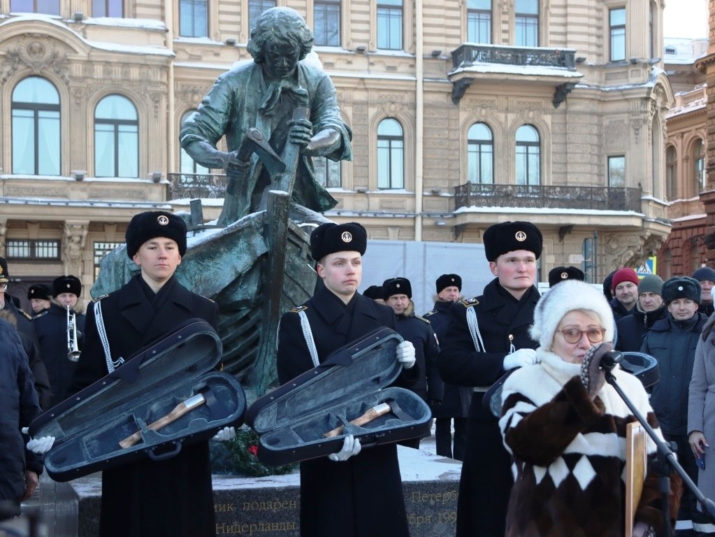 Торжественное возложение цветов у памятника «Царь-плотник» Торжественное возложение цветов у памятника «Царь-плотник»