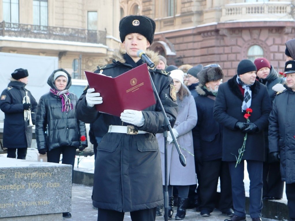 Торжественное возложение цветов у памятника «Царь-плотник» Торжественное возложение цветов у памятника «Царь-плотник»