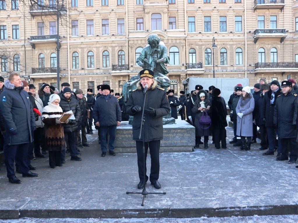 Торжественное возложение цветов у памятника «Царь-плотник» Торжественное возложение цветов у памятника «Царь-плотник»