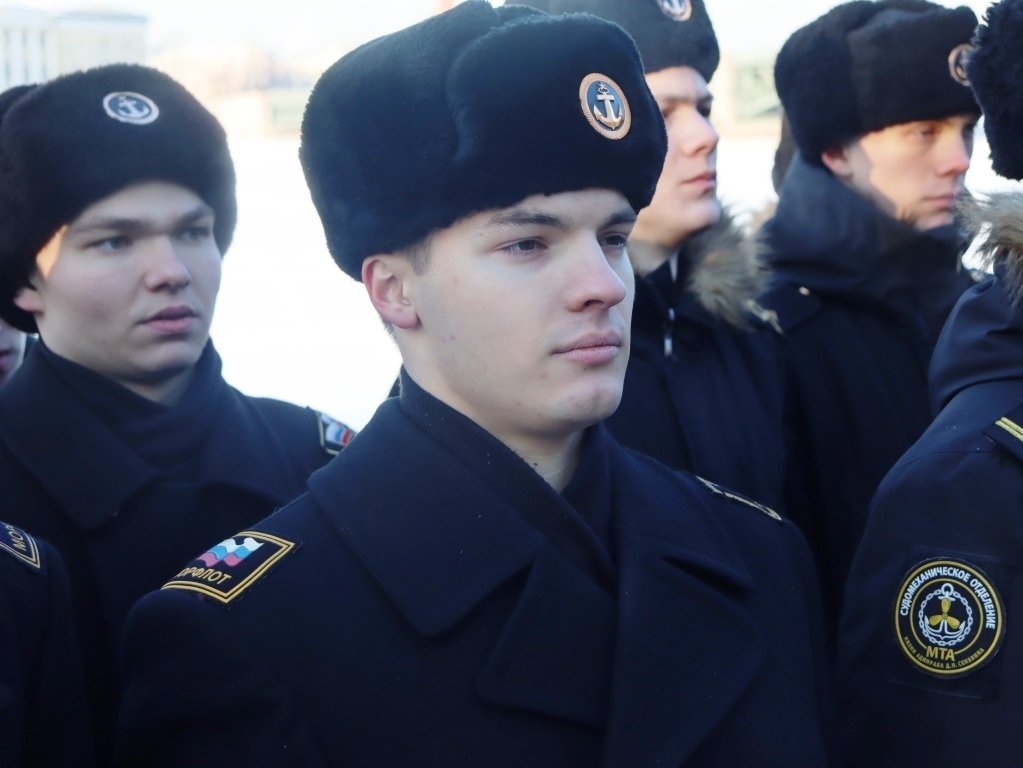 Торжественное возложение цветов у памятника «Царь-плотник» Торжественное возложение цветов у памятника «Царь-плотник»