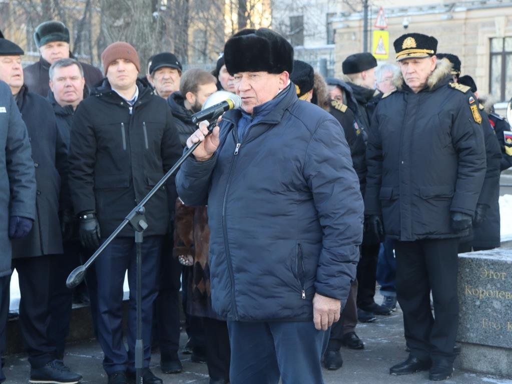 Торжественное возложение цветов у памятника «Царь-плотник» Торжественное возложение цветов у памятника «Царь-плотник»
