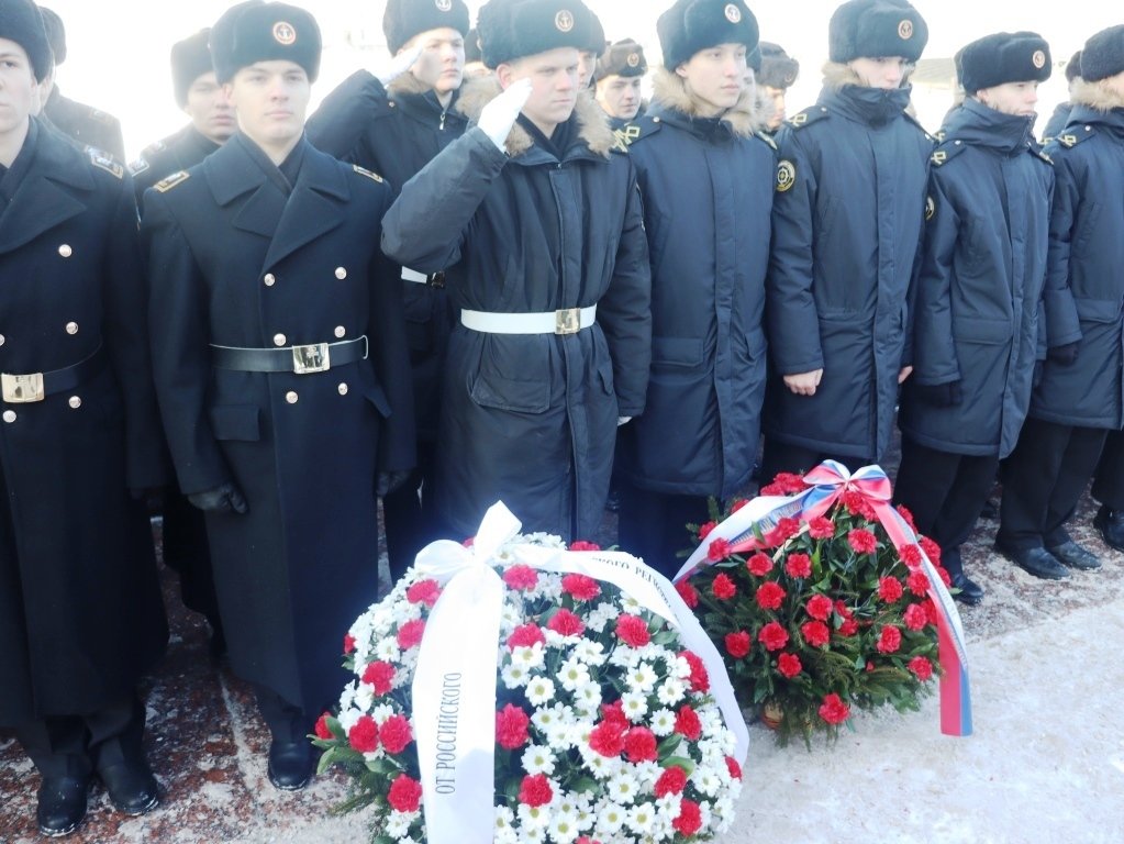 Торжественное возложение цветов у памятника «Царь-плотник» Торжественное возложение цветов у памятника «Царь-плотник»