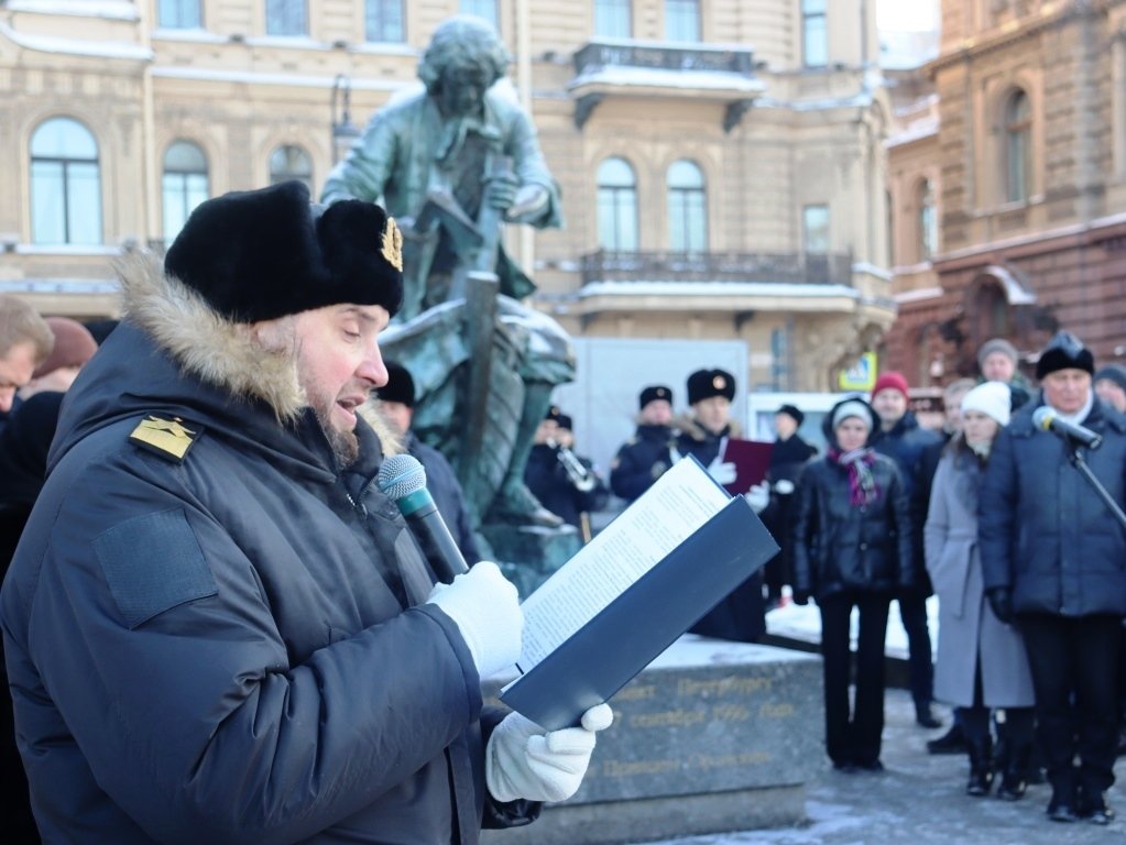 Торжественное возложение цветов у памятника «Царь-плотник» Торжественное возложение цветов у памятника «Царь-плотник»